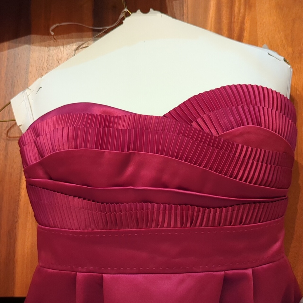 Stunning Phoebe Couture Knee Length Dress, Magenta, Size 4 - Picture 2 of 5